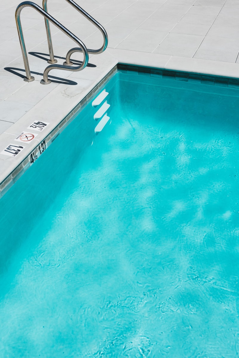 Photo par Thom Milkovic blue swimming pool